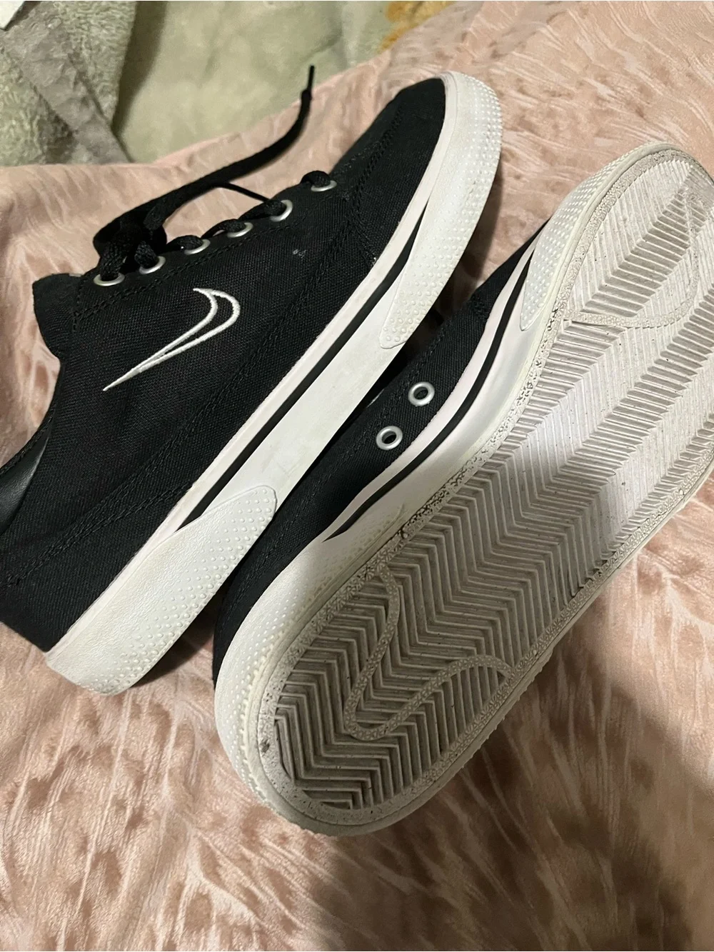Nike Men's Black and White Low-Top Sneakers